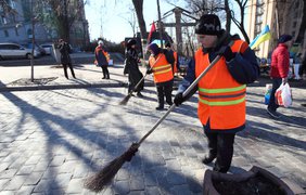 В Киеве на аллее Небесной сотни проводят экстренную уборку