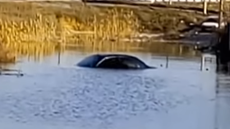 В Днепропетровске утонула машина на дороге. Кадр из видео
