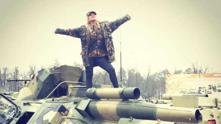Анна Семенович научилась водить танк 