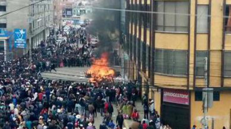 Митингующие подожгли мэрию в Боливии, есть жертвы