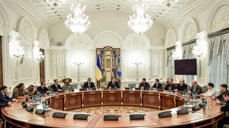 Президент Украины Петр Порошенко наградил 16 активистов Евромайдана