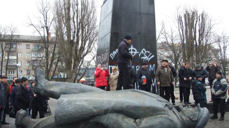 В Харьковской области демонтировали два памятника Ленину