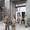 В центре Киева люди в камуфляже захватили зал отеля (фото)