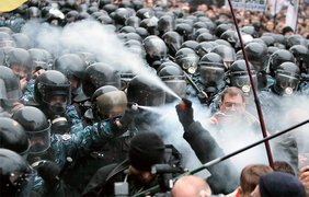 24 ноября, первые столкновения митингующих с правоохранителями