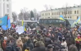 В Киеве толпа забросала камнями "Сбербанк России". Фото: Facebook / Александр Рудоманов