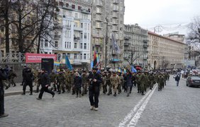В Киеве толпа забросала камнями "Сбербанк России". Фото: Facebook / Александр Рудоманов