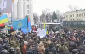 В центре Киева толпа громила офис Ахметова