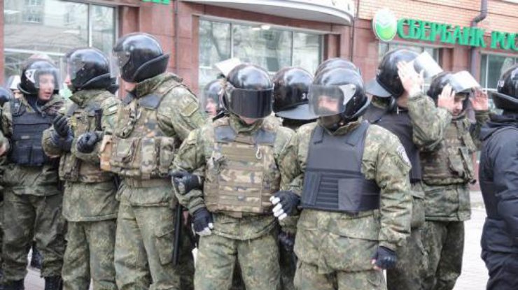 В Киеве толпа забросала камнями "Сбербанк России"