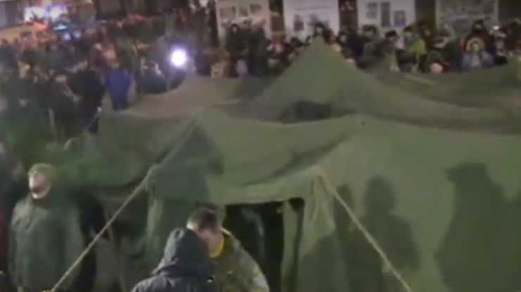 В Киеве устанавливают палатки на Майдане