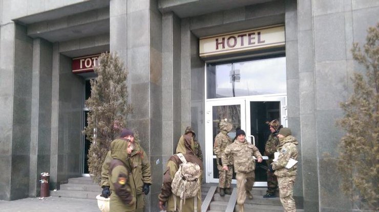 В центре Киева люди в камуфляже захватили зал отеля