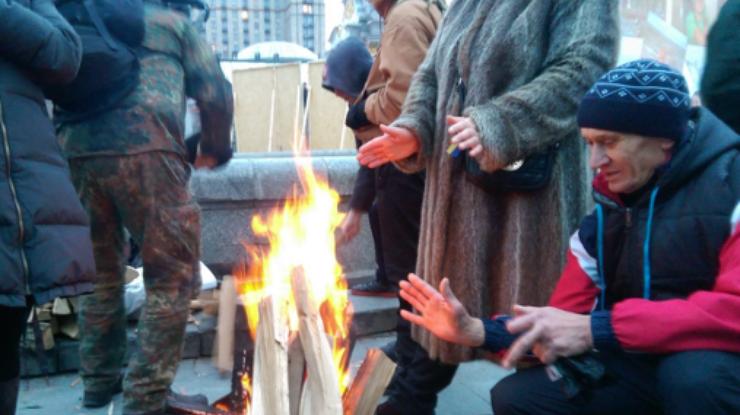 На Майдане в Киеве начали жечь костры