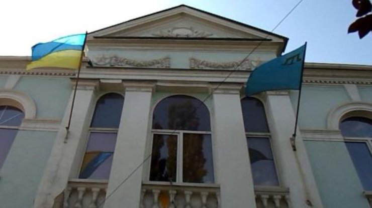 В Крыму неизвестные проникли во двор и здание одного из офисов Меджлиса