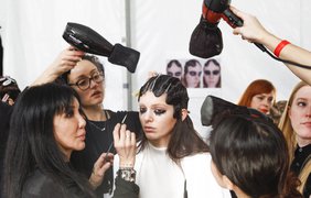 Модель Кендалл Дженнер готовится к выходу на подиум во время показа коллекции Marc Jacobs на Неделе моды в Нью-Йорке