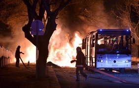 Не менее 28 человек погибли, когда заминированный автомобиль врезался в военный конвой в Анкаре, Турция