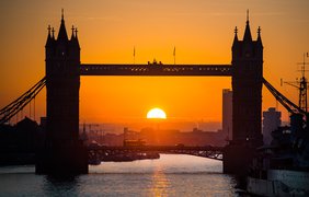 Солнце восходит над Тауэрским мостом в Лондоне