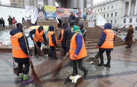 В Киеве началась уборка Майдана