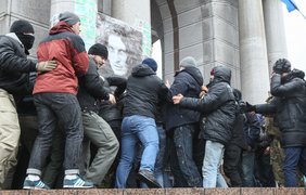 В Киеве при уборке Майдана завязалась драка 