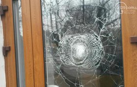 В Мариуполе разбили стекло "Сбербанка"
