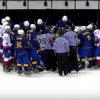 Украинский хоккеист спас жизнь одноклубнику во время матча (видео)