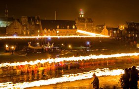 Необычный огненный фестиваль прошел на Шетландских островах  