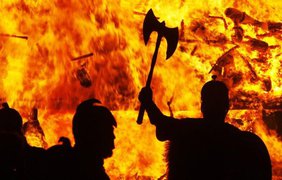 Необычный огненный фестиваль прошел на Шетландских островах  