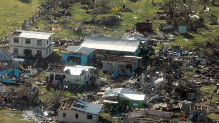 Более 8 тысяч жителей Фиджи остались без крыши над головой
