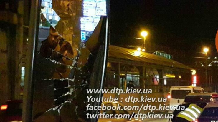 В Киеве пешеход протаранил автобус