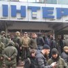 Будівлю телеканалу "Інтер" оточили бійці "Азова"