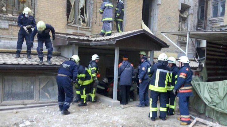 В Киеве под завалами рухнувшего дома остаются три человека. Фото: Facebook / ГосЧС