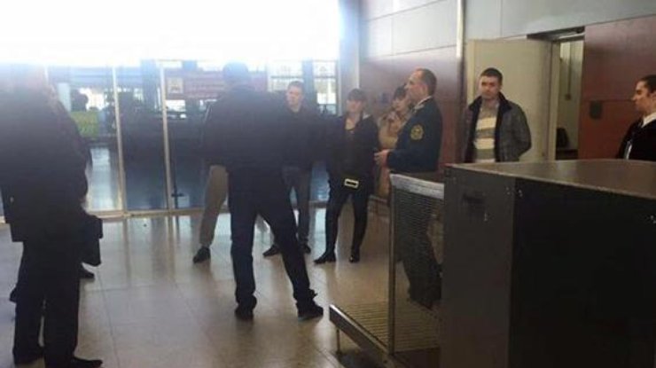 Таможенники поста "Львов-аэропорт" попались на взятке $10 тыс