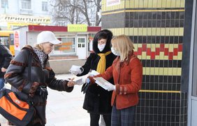 В метро Киева раздали медицынские маски