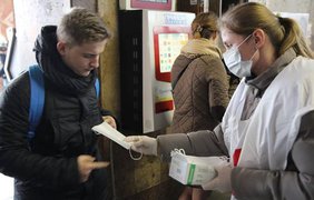 В метро Киева раздали медицынские маски