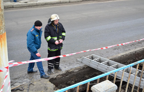 В центре Луганска обрушился автомобильный мост