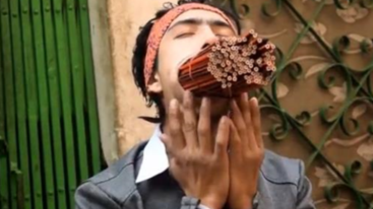 19-летний непалец сумел уместить во рту 138 карандашей