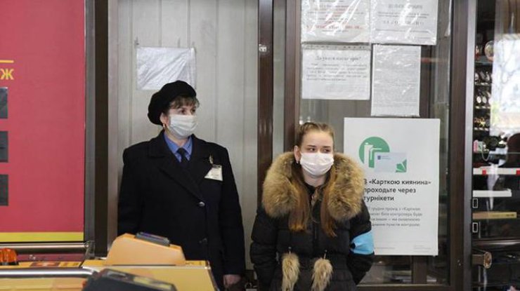 В киевском метро раздают маски