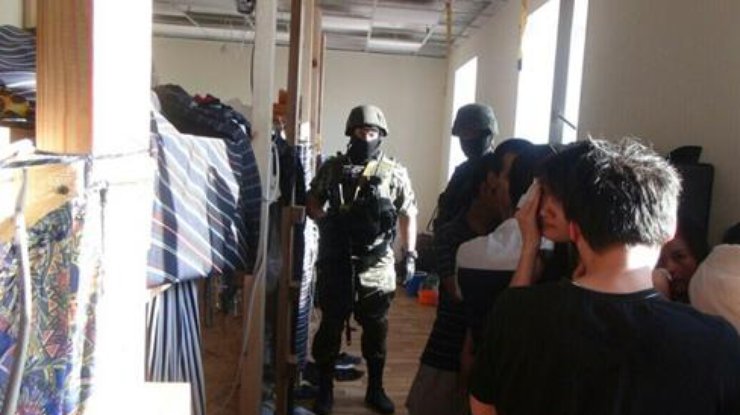 Из цехов правоохранители изъяли около сотни швейных машин
