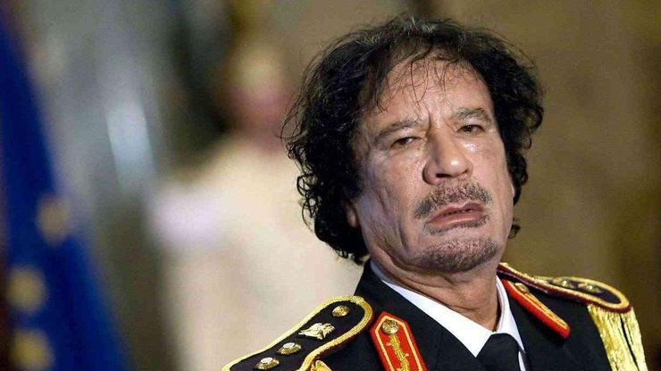 На нем видно, как Каддафи находится в окружении вооруженных людей