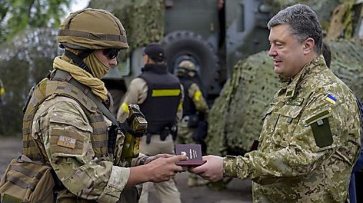 Порошенко наградил высокими государственными наградами 44 военнослужащих
