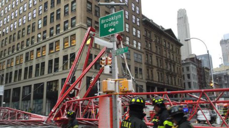На Манхэттене упал башенный кран