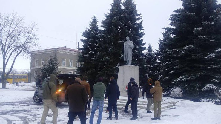 Под Харьковом внедорожником обрушили памятник Ленину