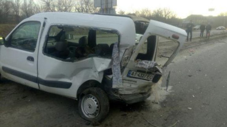 В Киеве на трассе разбились три машины