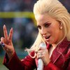 Леди Гага подняла на ноги стадион исполнением гимна США (видео)