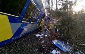 В Баварии несколько вагонов пассажирского поезда сошли с рельсов в результате лобового столкновения двух поездов