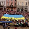 У Львові сотні людей виконали гімн України