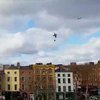 Парень пролетел над Дублином на реактивном рюкзаке (видео)