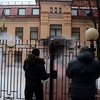 Киев требует от Москвы усилить охрану посольств и консульств