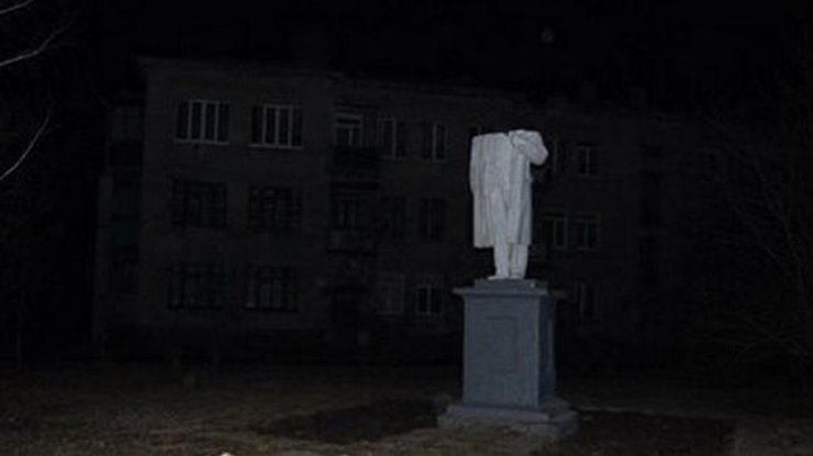 Активисты повалили памятники Владимиру Ленину и Сергею Кирову