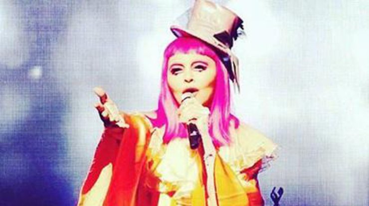 Мадонна вышла на сцену в костюме клоуна после многочасового опоздания 
