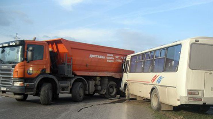 На трассе Житомир - Черновцы в ДТП пострадали 6 человек