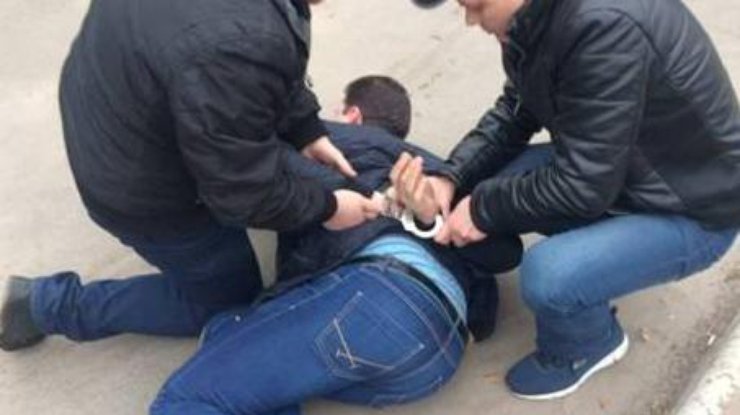 Задержали полицейского за взятку в 2 тысячи гривен 